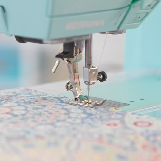 Patchwork Seam Guide for precise hems and seams - BERNINA