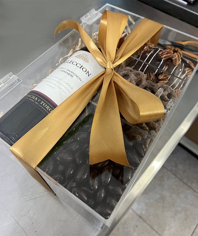 caja de acrilico con chocolates y vino