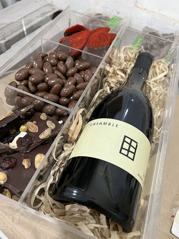 caja de acrilico con chocolates y vino