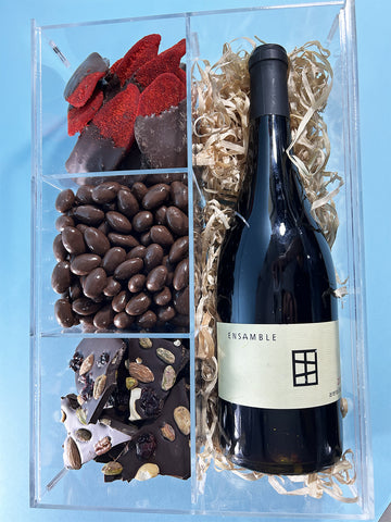 caja de acrilico con chocolates y vino