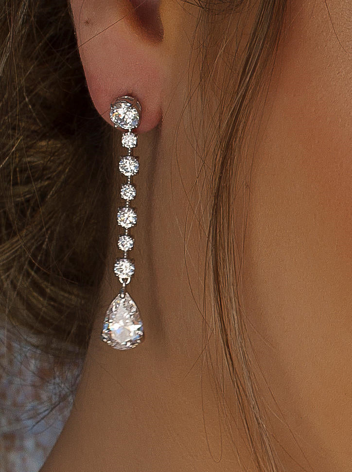 Long shiny earrings with zirconia and movement