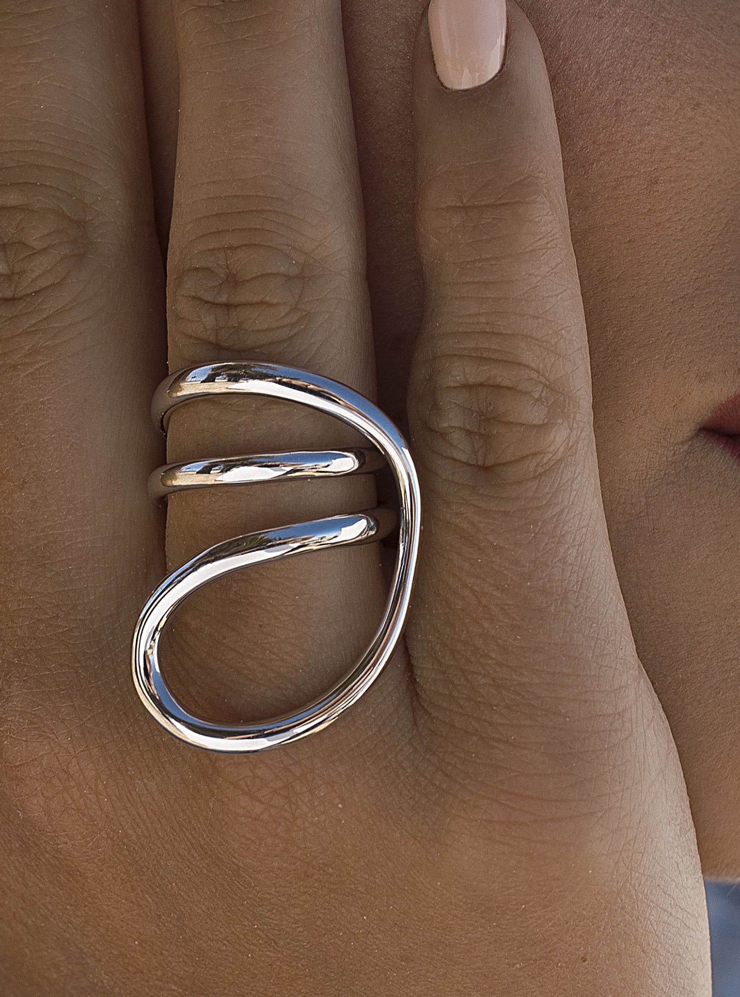 Design rings with circular rails in plain silver