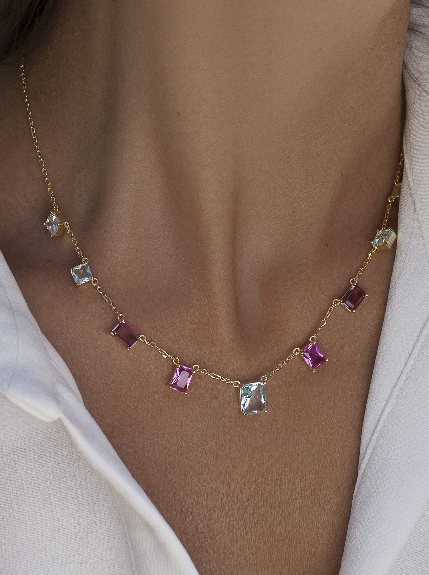 Necklaces with pendants design stones in pink tones