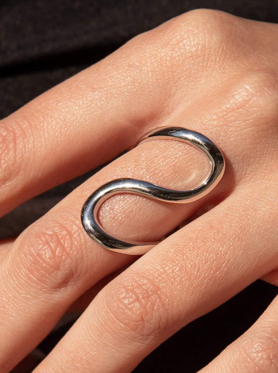 Ring 'wave' with fine and irregular design in smooth silver - LINEARGENT