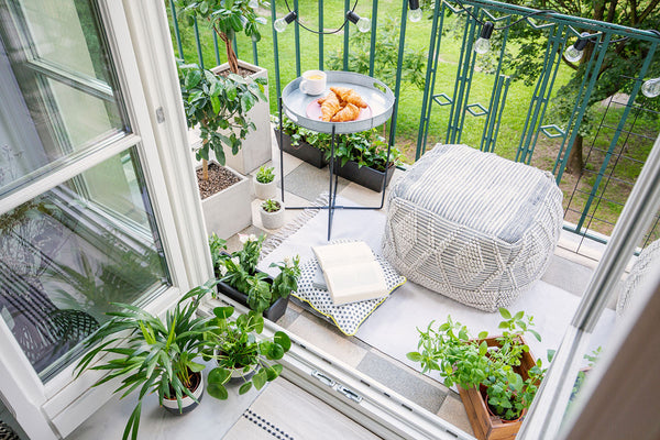 Mobilier tons clairs sur balcon