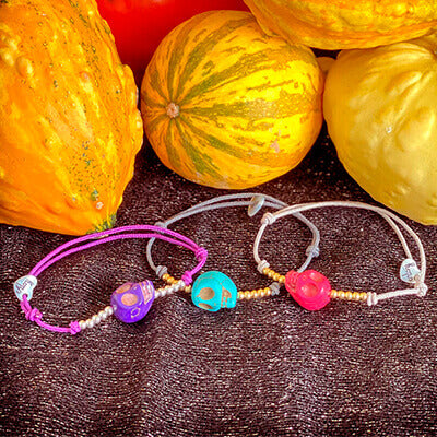 Pulseras personalizadas con cuentas y calaveras de colores regalos de Halloween