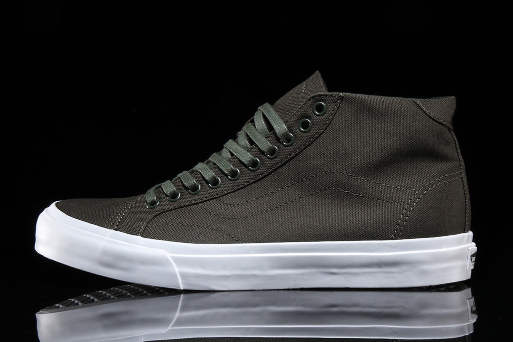 vans canvas court mid