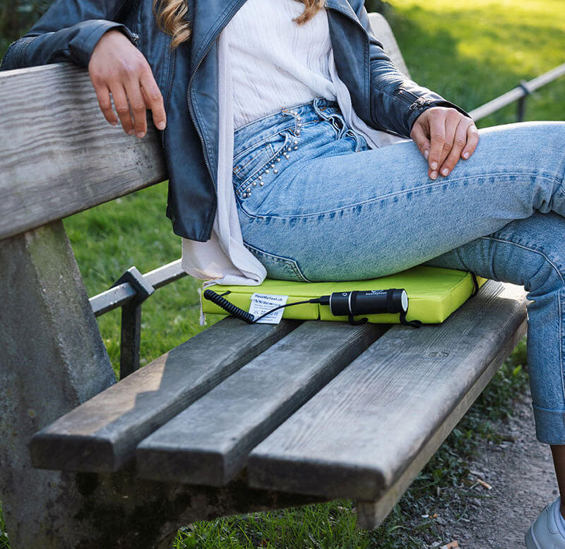 Sit outside with comfortable outdoor heating pad, heatable with rechargeable battery 