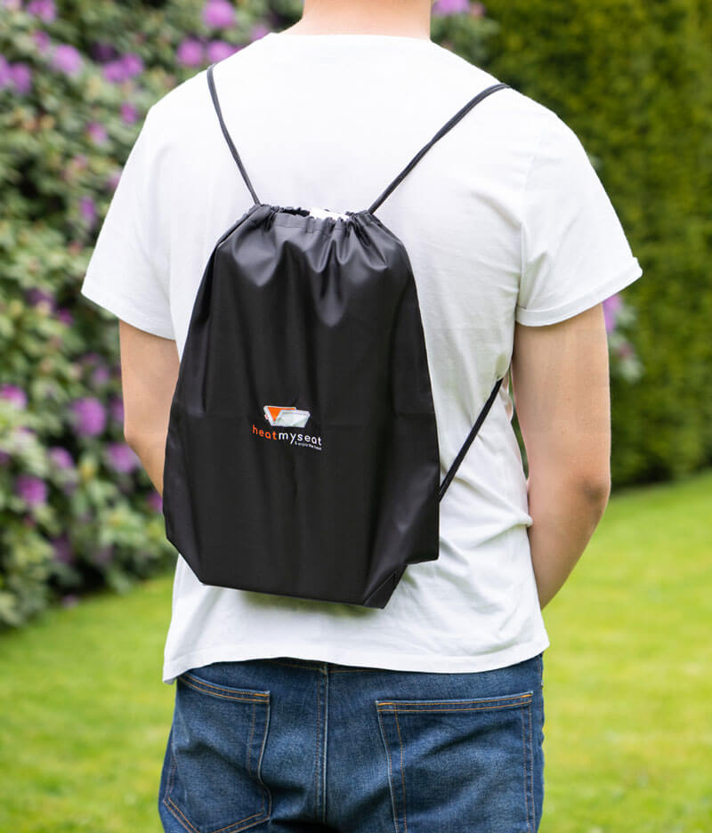 The mobile heating pad is supplied together with a rechargeable battery and a backpack bag.