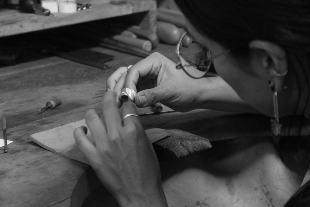 CLUB - Rosslyn polishing her ring after casting