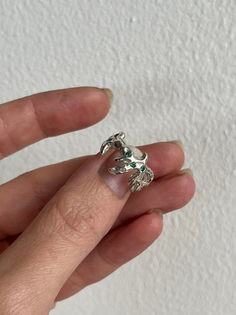 CUSTOM KHAOS Vena Amoris alliance silver and emeralds ring