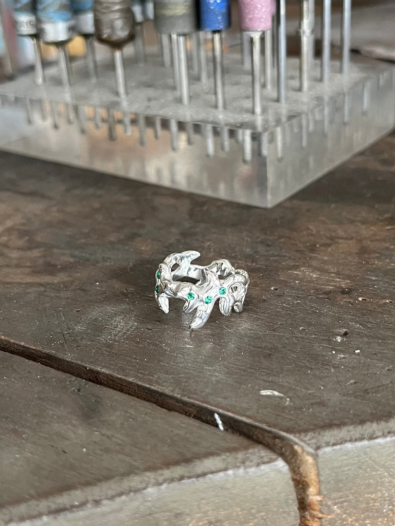 CUSTOM KHAOS Vena Amoris alliance silver and emeralds ring