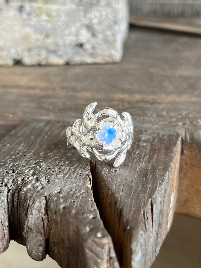 CUSTOM KHAOS Vena Amoris silver and moonstone ring