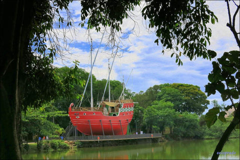 caravela vermelha no meio de um parque verde