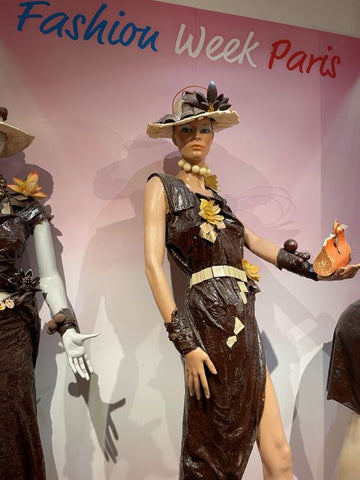 Schaufensterpuppe in Kleidung aus Schokolade bei der Fashion Week in Paris