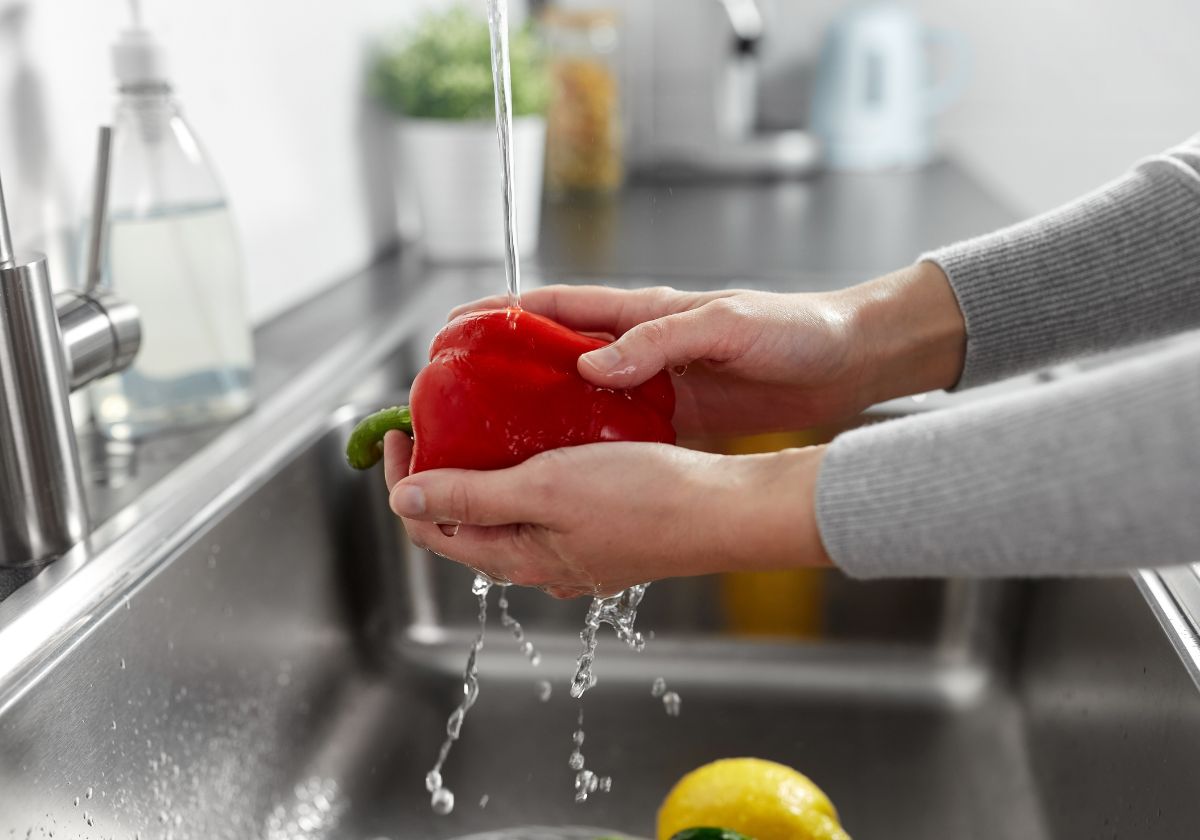 washing fruits with tap water