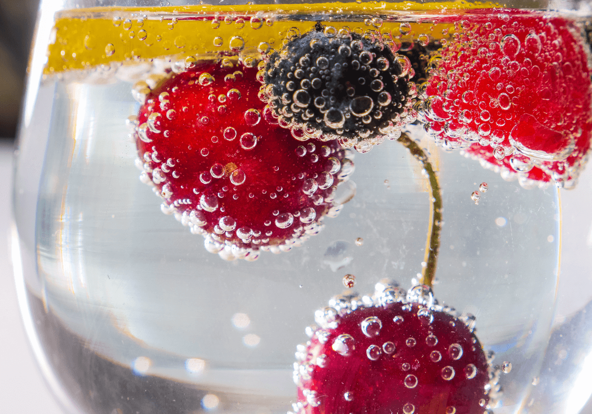 bubbles can be seen in the cup bubbles in the sparkling water
