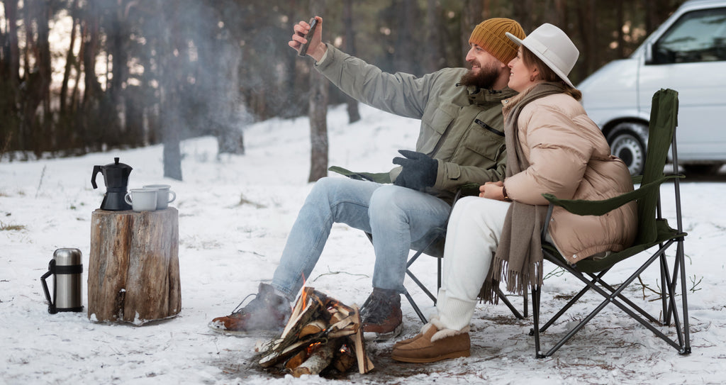 couple-enjoying-their-winter-camp