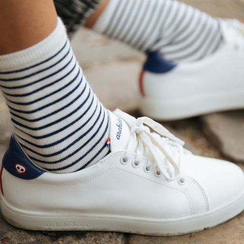 chaussettes à rayures avec baskets blanches