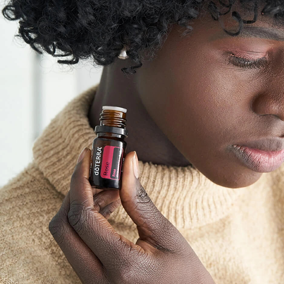Les meilleures huiles essentielles pour la peau : Huile essentielle doTERRA de Rose pour hydrater et rajeunir