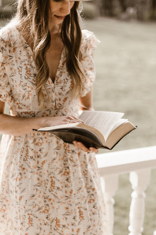 kvinna som läser