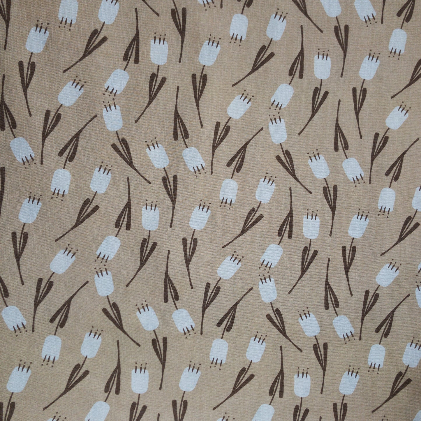 Lilly white on a beige base per metre