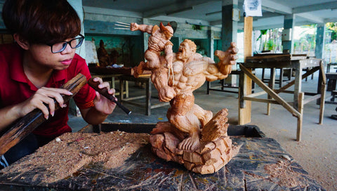 Wood-sculpture-hulk-vs-wolverine-wooden-statue