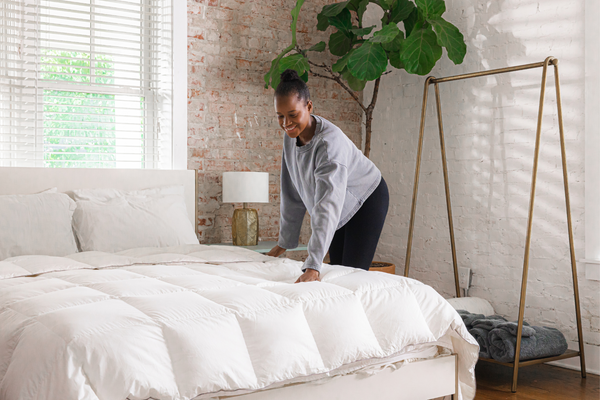 Person making a bed with the Rest Original Duvet