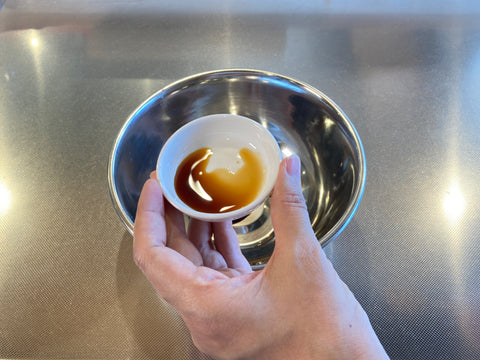 簡単レシピ：グルテンフリー ビビン麺｜スーパー麺を使った、時短・簡単 ピリ辛混ぜ麺料理。ボウルに＊を全て入れて混ぜ合わせておく