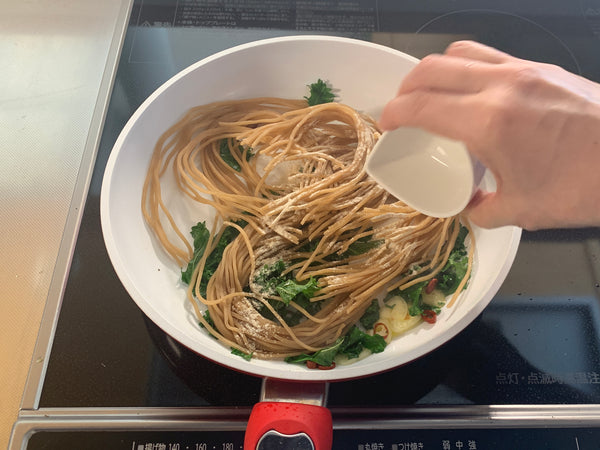 簡単レシピ：ケールとタコのレモンペペロンチーノ｜スーパー麺を使った、簡単料理