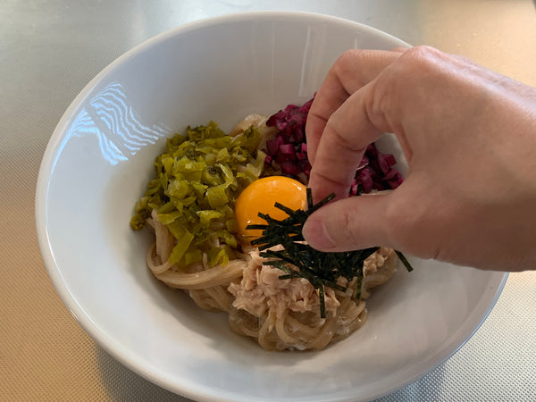 簡単レシピ：調味料がなくても味が決まる！漬物とツナの釜玉スーパー麺｜スーパー麺を使った、簡単料理