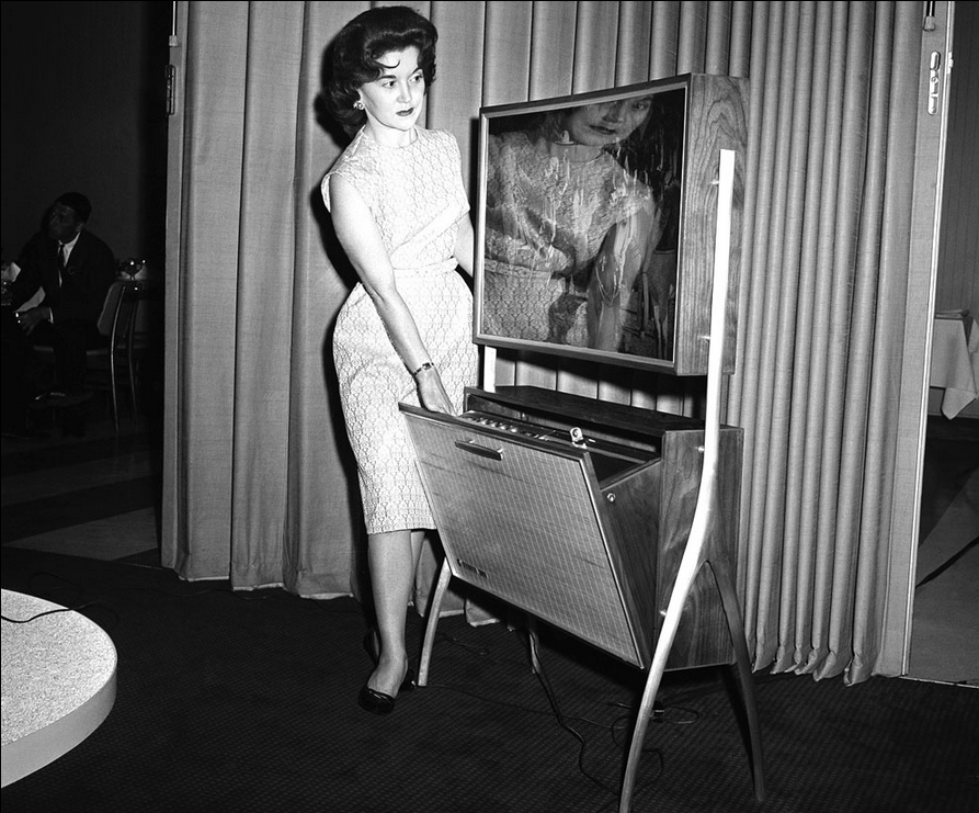 first flat screen tv