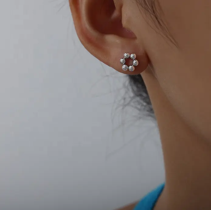 Elegant stud earrings