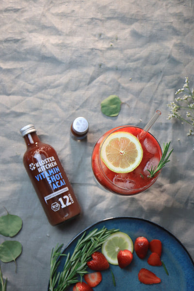 Mocktail à la fraise et à l'açaï dans un verre à cocktail. D