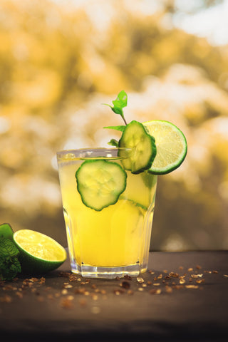 Drink Rezept: ein zubereiteter Cocktail "Ginger Leaves" mit Deko