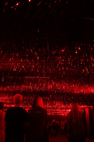 sala-tundra-luces-rojo-espacio-esencias-led-aroma-experiencia-sensorial