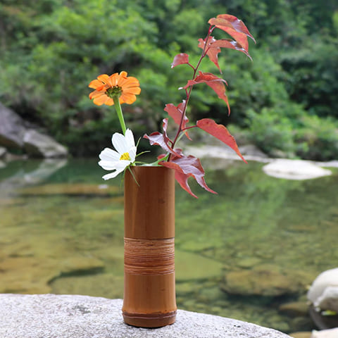 Vase soliflore tubulaire marron en Bambou présentation extérieure