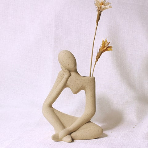 Vase soliflore design figurine pensive modèles gris avec épis de blés séchées