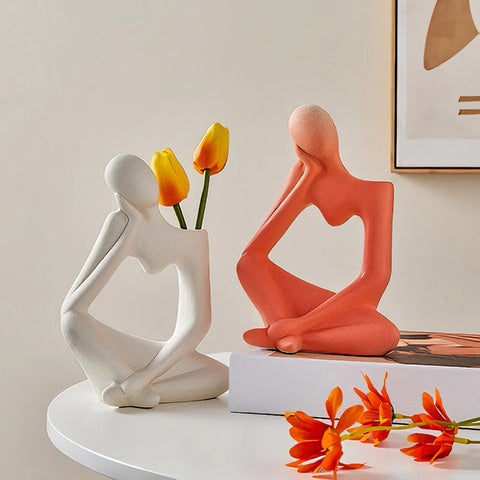 Vase soliflore design figurine pensive présentation avec fleurs modèles Rouge brique et blanc