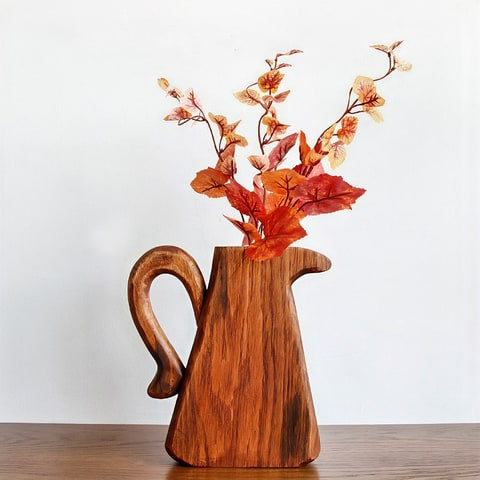 Soliflore en bois forme cruche présentation modèle B taille M avec fleurs sur table en bois