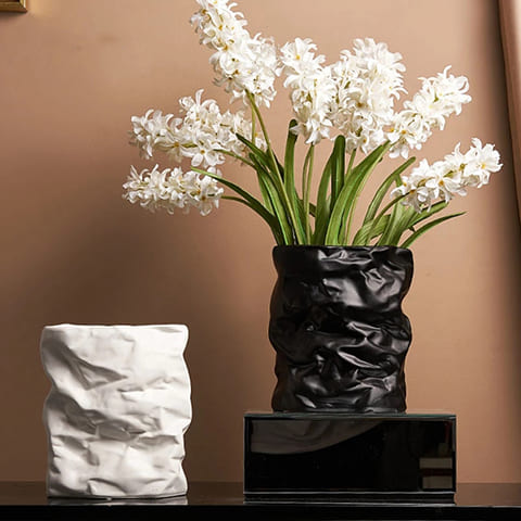 Vase artisanal froissé modèles Blanc et Noir B avec fleurs présentation