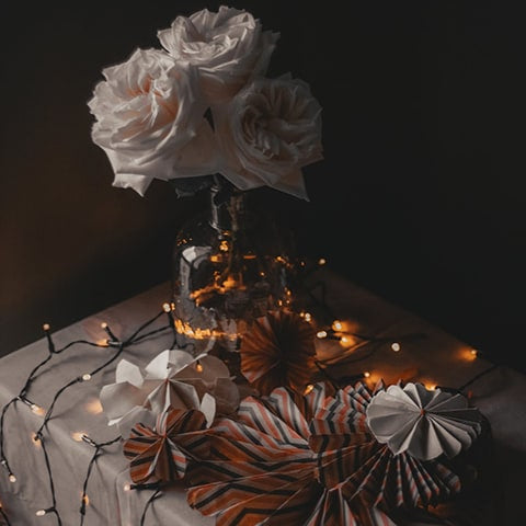 Vase avec guirlande lumineuse bouquet de fleurs DIY
