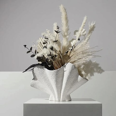 Vase blanc éventail original présentation avec des fleurs