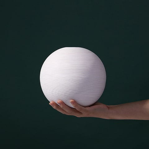 Vase boule blanc minimaliste en céramique modèle S tenue en main sans fleurs présentation