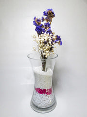 Vase décorer avec du sable blanc et violet et fleurs séchées