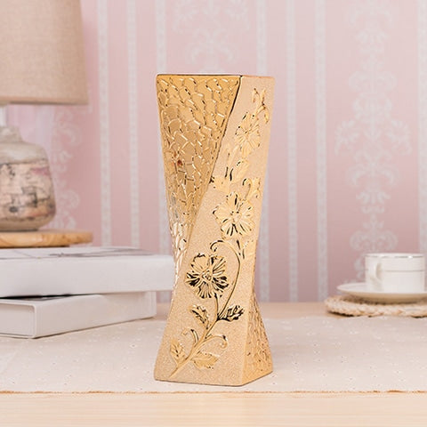 Vase doré ornements floraux forme variée en Céramique présentation du modèle Torsadé 30 cm sur table