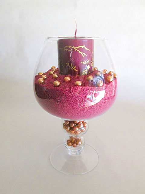 Vase en forme de verre transparent décorer avec du sable violet et une bougie