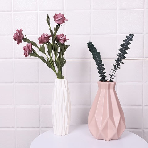 Vase motif origami ondulé blanc ou rose en Polypropylène présentation du modèle Blanc avec fleurs