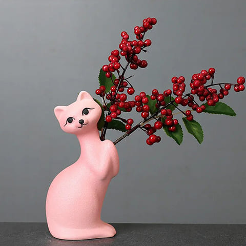 Vase soliflore chat mignon présentation modèle rose avec tiges de baies rouges