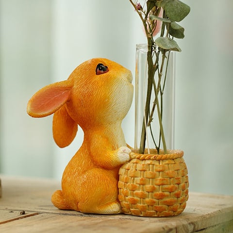 Vase soliflore lapin joyeux en verre et résine présentation et mise en scène